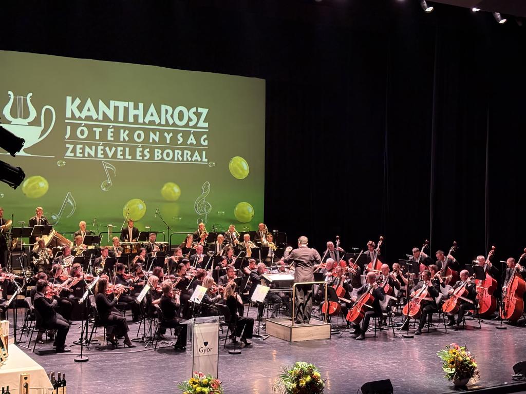 Az estet a Győri Filharmonikus Zenekar és a Vivat Bacchus Énekegyüttes előadása tette teljessé.