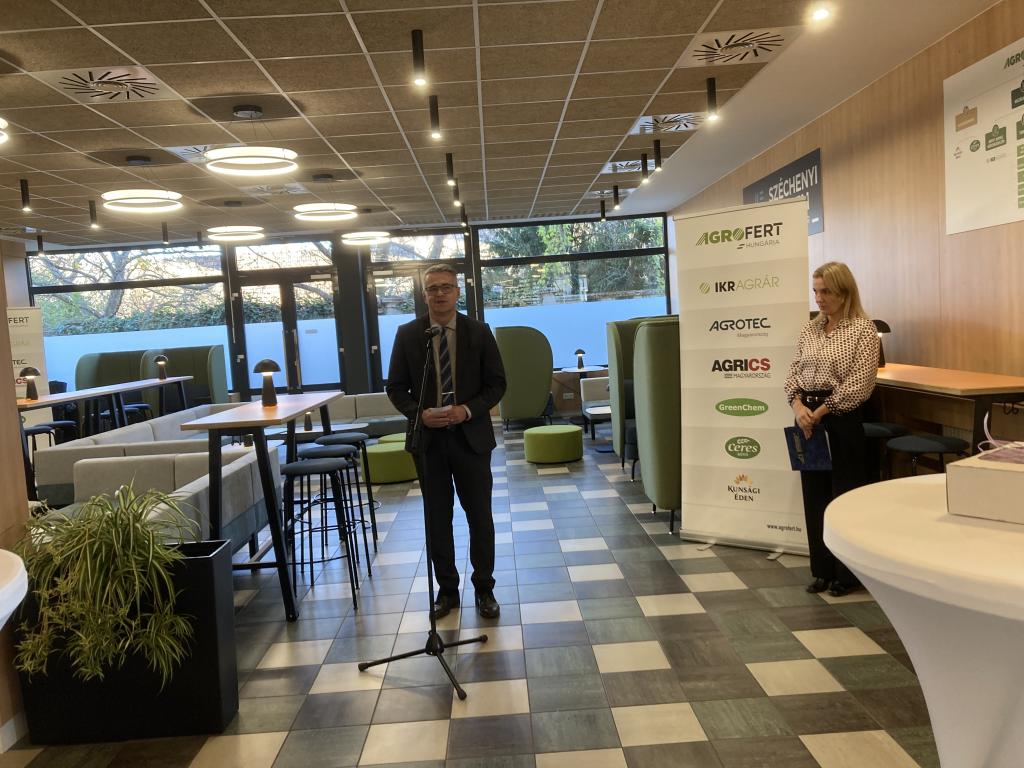 Dr. Tóth Tamás dékán